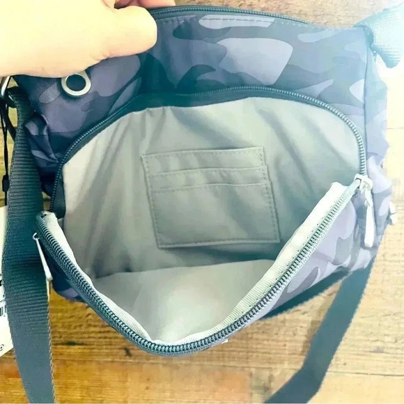 NWT Camouflage Baggallini Joey Bagg Crossbody - Picture 7 of 11
